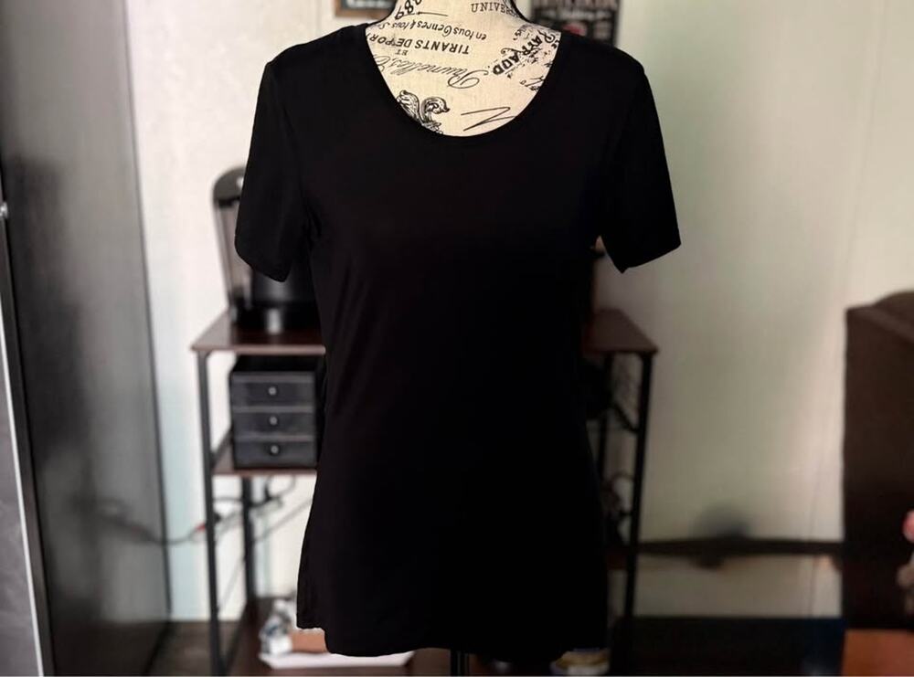 Women’s 32* Cool Black Top Size Small